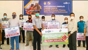 Cargill Serahkan IDR 3,9 Miliar Kepada Pekebun Plasma di Ketapang