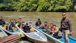 Harus Bermalam Empat Hari, Muspika Hulu Sungai Tetap Semangat Lakukan Vaksinasi Covid ke Masyarakat Pedalaman