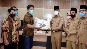 Wabup Serahkan 5.774 Kg Beras Paket Ramadan Untuk Masyarakat