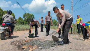 Satlantas Polres Kayong Utara Tambal Jalan Umum Berlubang