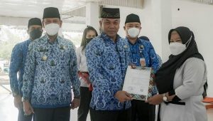 Bupati Ketapang Serahkan SK Pengangkatan PPPK Guru Tahap Satu