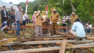 Bupati Kayong Utara Menancapkan Tiang Pertama Surau di Perumahan Nelayan