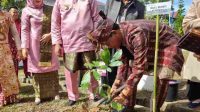Ikahut Untan KKU Tanam Pohon Meriahkan HUT KKU ke 15
