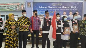 Wabup Ketapang Antar Langsung Keberangkatan Calon Jemaah Haji di Batam