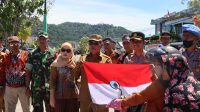 Kapolres dan Bupati KKU Bagikan Ratusan Bendera Merah Putih