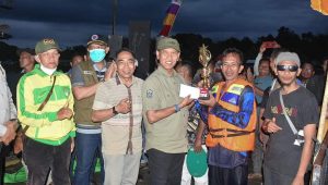 Wabup Ketapang Serahkan Langsung Hadiah Pemenang Lomba Kato Racing