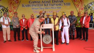 Sekda Ketapang Membuka Kegiatan Gawai Adat Dayak Kabupaten Ketapang ke-VIII