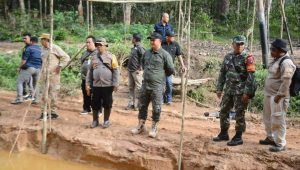 Sekda Tinjau Ruas Jalan Tumbang Titi – Tanjung Yang Rusak Parah