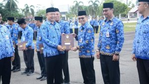 Sekda Beri Penghargaan Perangkat Daerah Terkait Kebersihan Lingkungan Tempat Kerja