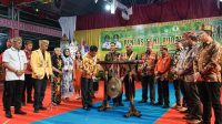 Bupati Tutup Pagelaran Seni dan Pameran Budaya Dayak Ke VIII se Ketapang