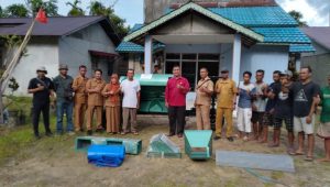 Dedy Berikan Bantuan Mesin Perontok Padi dan Kambing Untuk Masyarakat