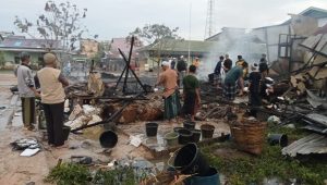 Kanit Binmas Polsek Teluk Batang Bantu Evakuasi Kebakaran Kantor Guru Sekolah di Teluk Batang