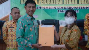 Wabup Ketapang Serahkan Bantuan Dana Hibah Rp5,7 Miliar