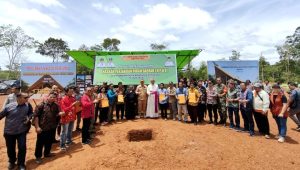 Sekda Ketapang Letakkan Batu Pertama Pembangunan Gereja Katolik Paroki Hati Kudus Yesus Desa Randau