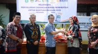 Pemkab Ketapang Serahkan Bantuan Cadangan Pangan Tahun 2023