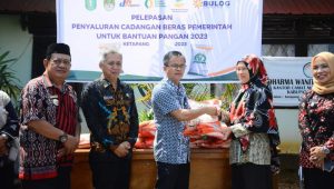 Pemkab Ketapang Serahkan Bantuan Cadangan Pangan Tahun 2023