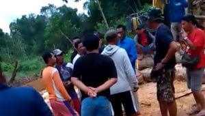 Aktivitas Excavator PengerukanTanah Di Bukit (Gunung) Punai Jaya Di Portal Warga