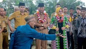 Wabup Ketapang Serahkan Dana Hibah Daerah Kepada Masjid Baiturahman dan Ad Dakwah Tanjungpura