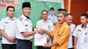 Serahkan NPHD, Wabup Pesan Agar Pengurus Gunakan Dana Hibah Untuk Pembangunan Dan Kemakmuran Tempat Ibadah