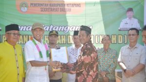 Wabup Serahkan Dana Hibah Daerah Kepada 3 Masjid Di Kecamatan Sandai