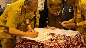 Pj Sekda Oma Hadiri Penandatanganan Berita Acara Hasil Evaluasi LPPD Tahun 2022 di Pontianak