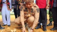 Sekda Ketapang Letakan Batu Pertama Pembangunan Rumah Adat Dayak Kecamatan Nanga Tayap