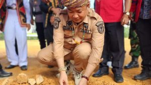 Sekda Ketapang Letakan Batu Pertama Pembangunan Rumah Adat Dayak Kecamatan Nanga Tayap