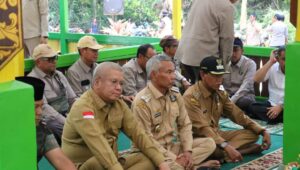 Bupati Bersama Rombongan Panitia Napak Tilas Ziarahi Makam Panglima Tentemak di Tumbang Titi