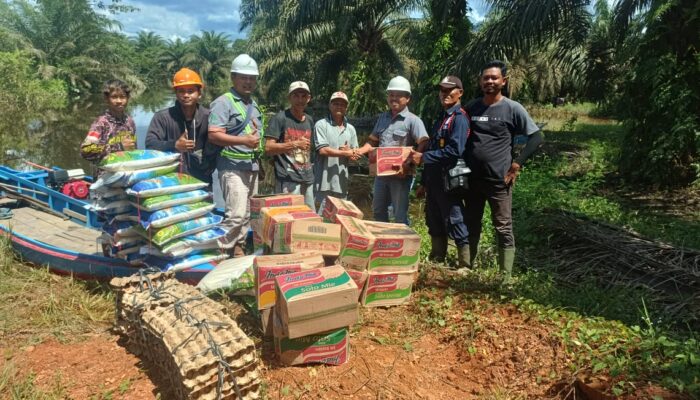 BGA Bantu Warga Sekitar Yang Kebunya Terdampak Banjir di Ketapang