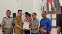 Pj Bupati Romi Wijaya Serahkan Sertipikat Tanah Program Percepatan PTSL di Kayong Utara