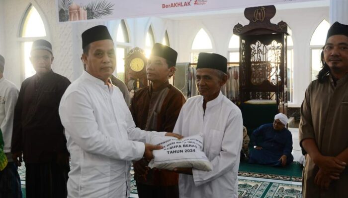 Awali Safari Ramadhan 1445H, Pemkab Ketapang Serahkan Bantuan Beras