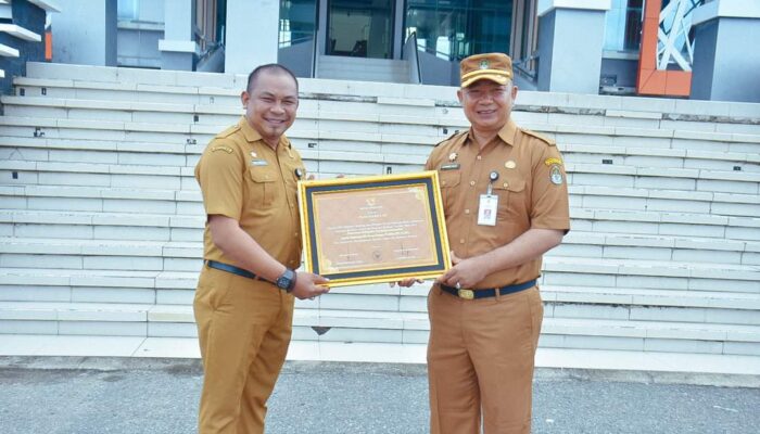 Sekda Serahkan Sejumlah Penghargaan Saat Apel Gabungan ASN