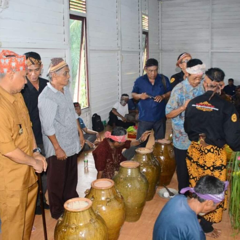 Bupati Ketapang Hadiri Pemberian Gelar Adat Dan Kehormatan Berbagai Etnis Di Serangkah