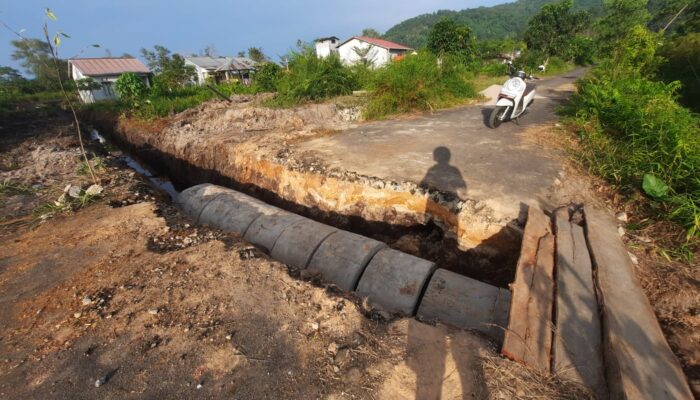 Oknum Yang Tak Bertanggung Jawab Merusak Jalan Umum, Dinas PUPR Bungkam