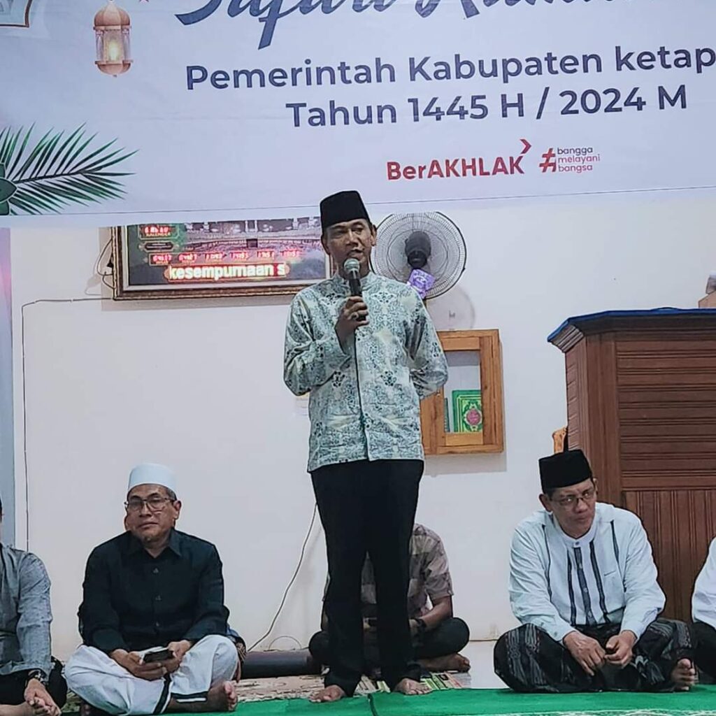 Wabup Ketapang Meminta Pengurus Masjid Menyalurkan Bantuan Beras Kepada Yang Berhak Menerima Saat Ikuti Safari Ramadhan Di Tanjung Baik Budi