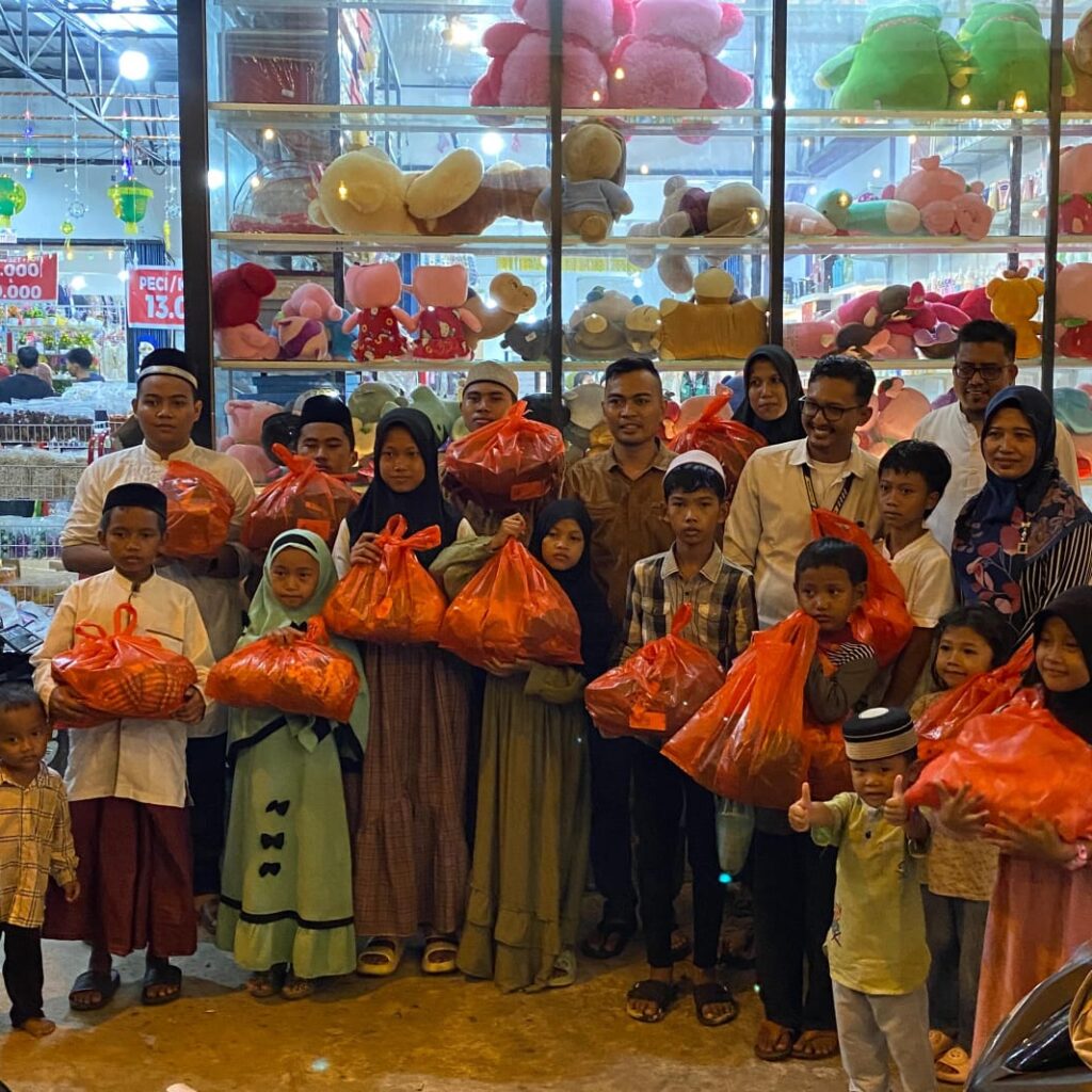 Pemuda Muhammadiyah Ketapang Ajak Anak Yatim, Piatu dan Dhuafa Belanja Pakaian Lebaran