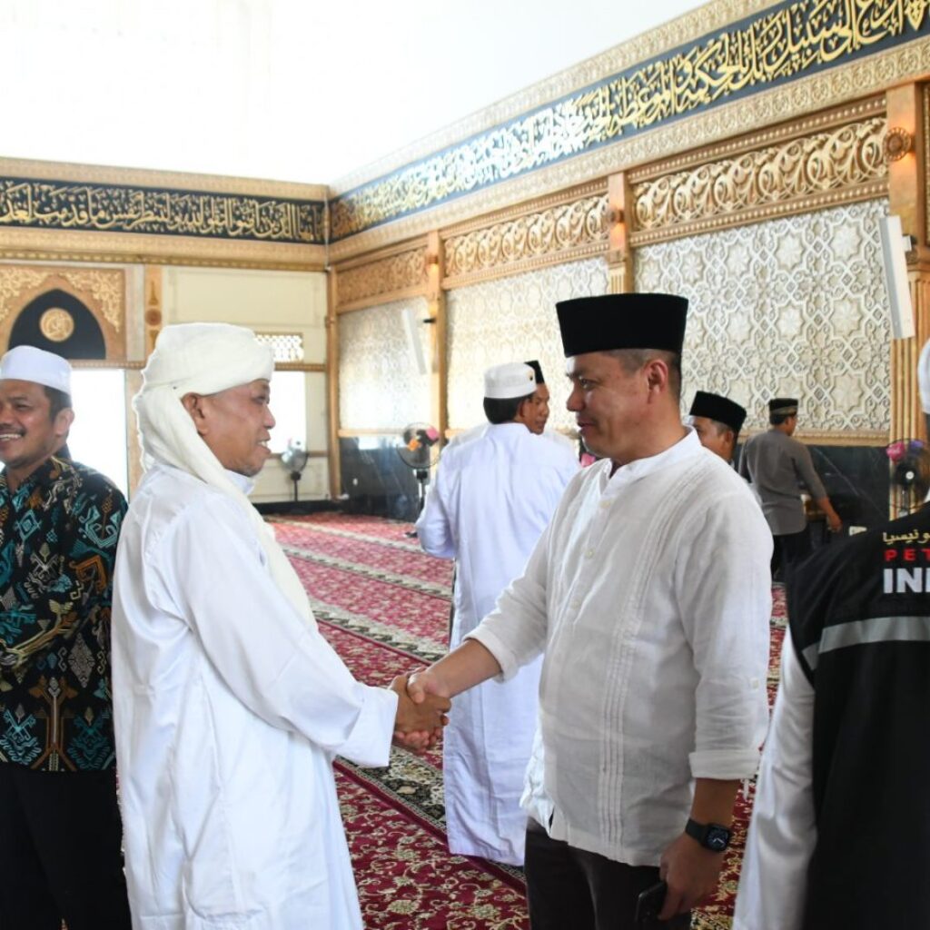 PJ Bupati Kayong Utara Didampingi  Pejabat Daerah Sambut Kedatangan Jemaah Haji Di Masjid Agung Oesman Al-Khair