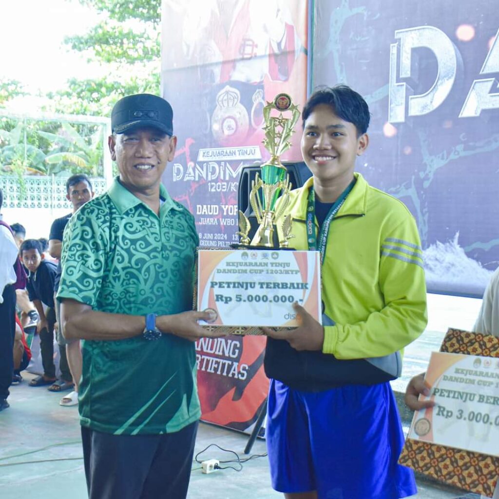 Tutup Kejuaraan Tinju Dandim Cup 2024, Wabup Ketapang Juga Serahkan Trophy Juara Umum Dan Petinju Terbaik