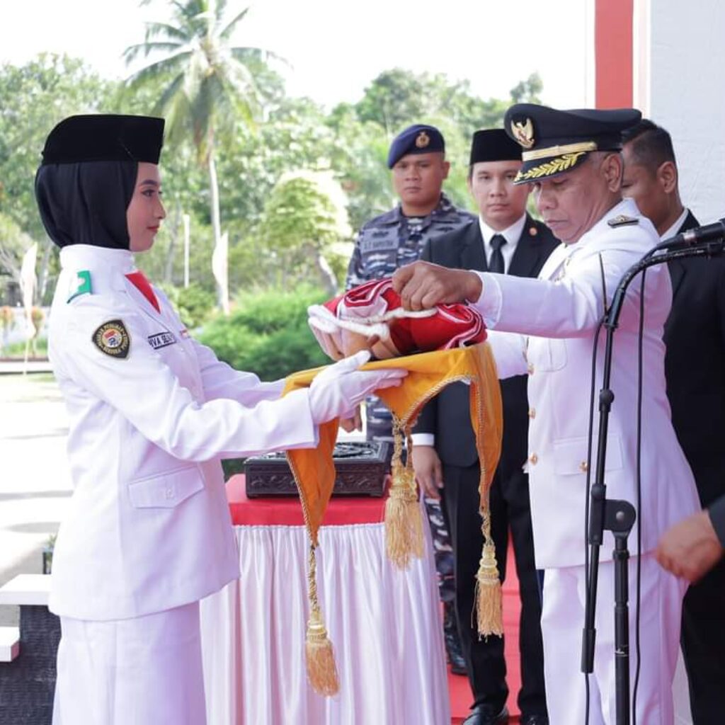 Bupati Ketapang Jadi Inspektur Penaikan Bendera Peringatan HUT RI-79 Di Halaman Kantor Bupati Ketapang