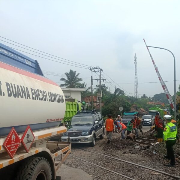 Respon Cepat Polres Muara Enim Atasi Kemacetan Di Perlintasan Kereta Api Ujan Mas