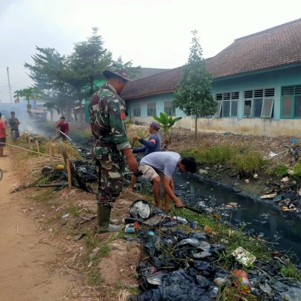 Babinsa Koramil 426-03 Rawajitu Gotong-Royong Bersihkan Sampah Di Aliran Sungai