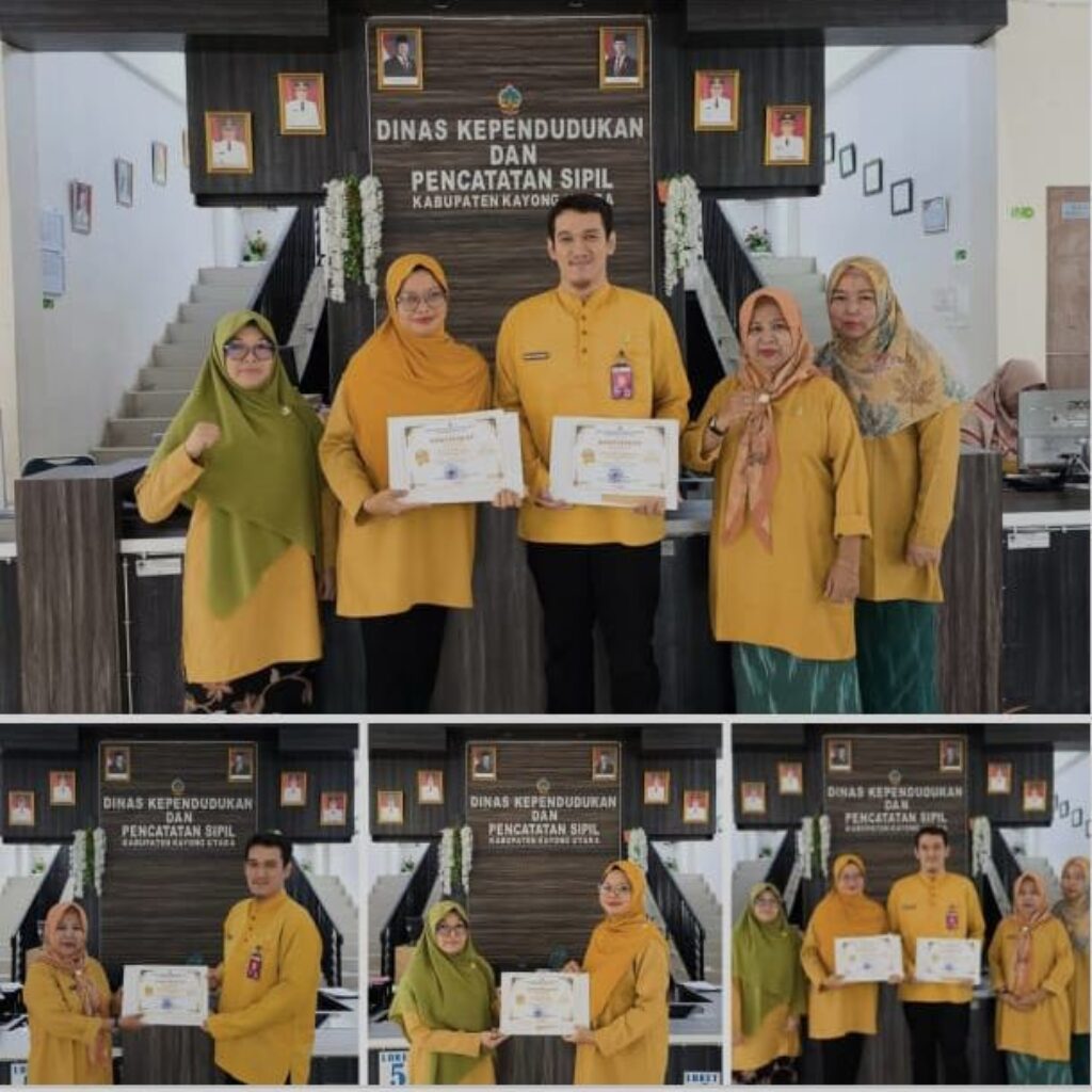 Disdukcapil Kayong Utara berikan Penghargaan Kepada Employee Of The Year ASN