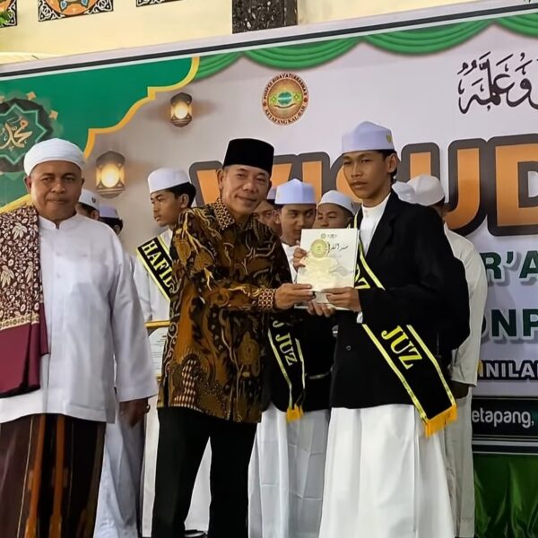 Wabup Ketapang Hadiri Wisuda Akbar Tahfidzul Qur’an 30 Juz Sekaligus Halal Bihalal Pondok Pesantren Hidayahturrahman