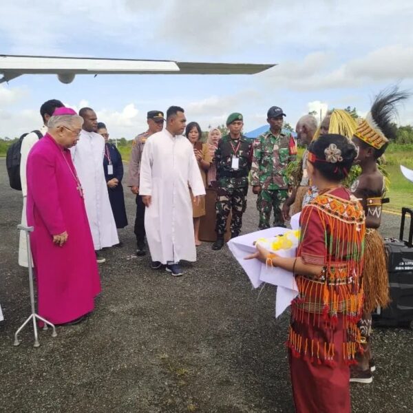Satgas Yonif 141/AYJP Menyambut dan Sukseskan Kunjungan Uskup Agung