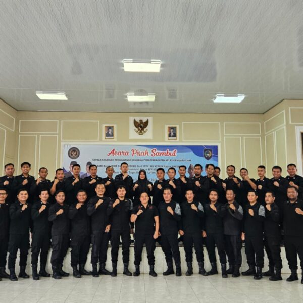 Perdana Pimpin Rapat Pengamanan, Ka. KPLP Lapas Muara Enim Tekankan Penguatan Keamanan dan Kekompakan