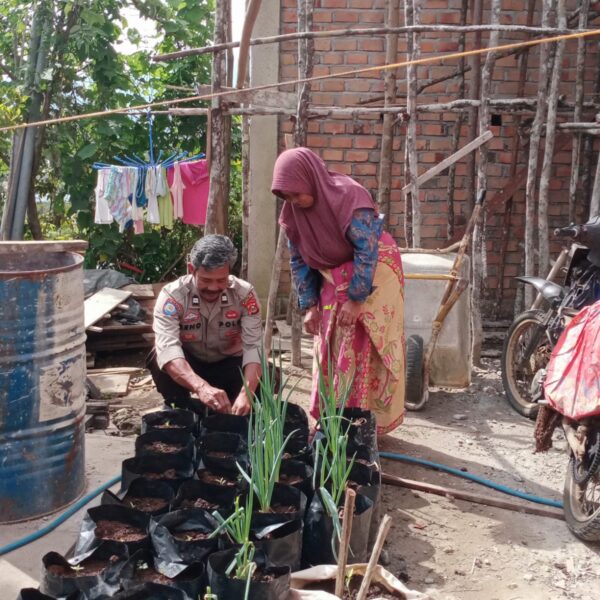 Polsek Semendo Dukung Ketahanan Pangan Lewat Program 1 P2B di Desa Batu Surau
