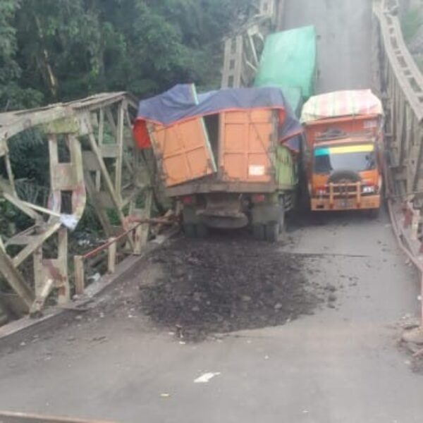 Diduga Akibat Banyak nya Mobil Angkutan Batu Bara Yang Melebihi Tonase Jembatan Muara Lawai Dalam Perbaikan Ambruk