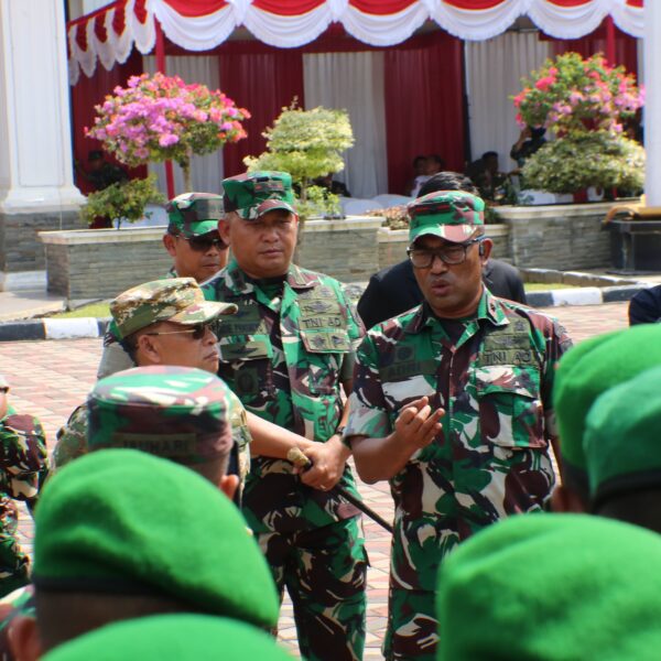 Komandan Kodim 0406/Lubuklinggau Letkol Inf Arie Prasetyo Widyo Broto, S.E., M.M., mendampingi Komandan Korem 044/Garuda Dempo dalam kegiatan upacara penyambutan Batalyon Tempur (TP) 846/KS