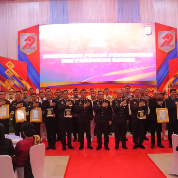 Hari Bhayangkara ke-79 : Kapolda Lampung Berikan Penghargaan Kepada Personel Berprestasi dan Mitra Media