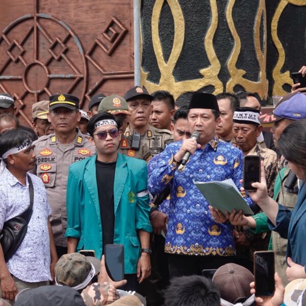 Pengamanan Humanis TNI-Polri Warnai Aksi Damai Aliansi Masyarakat Transmigrasi di Kantor Pemda Lampung Tengah